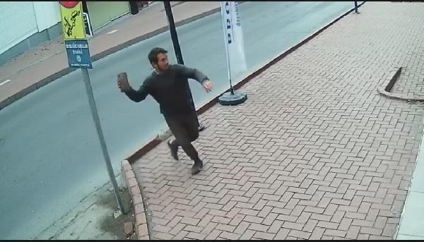 'İntikam' diye bağırıp, iş yerlerinin camlarını kırdı; o anlar kamerada