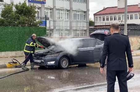 Sinop’ta seyir halindeki otomobil yandı
