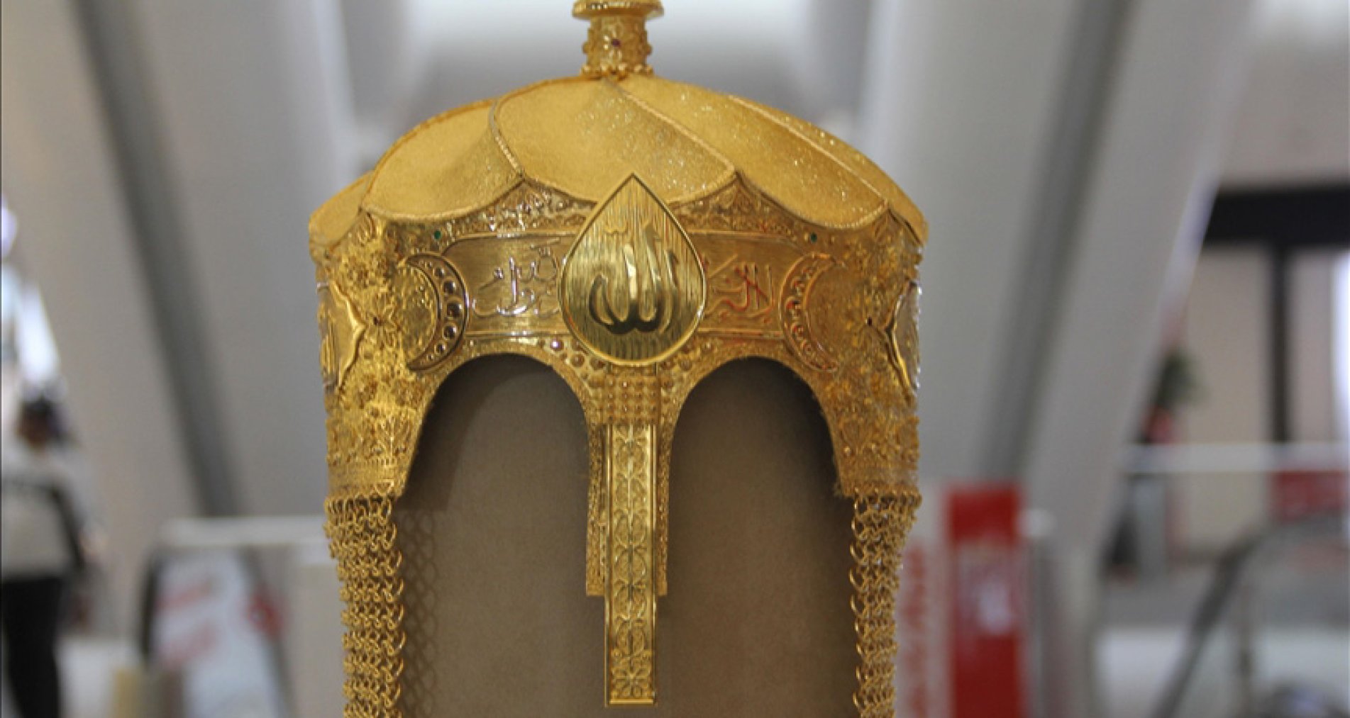 Sultan Alparslan'ın miğferinin altından yapılan kopyası Hatay'da sergilenmeye başlandı