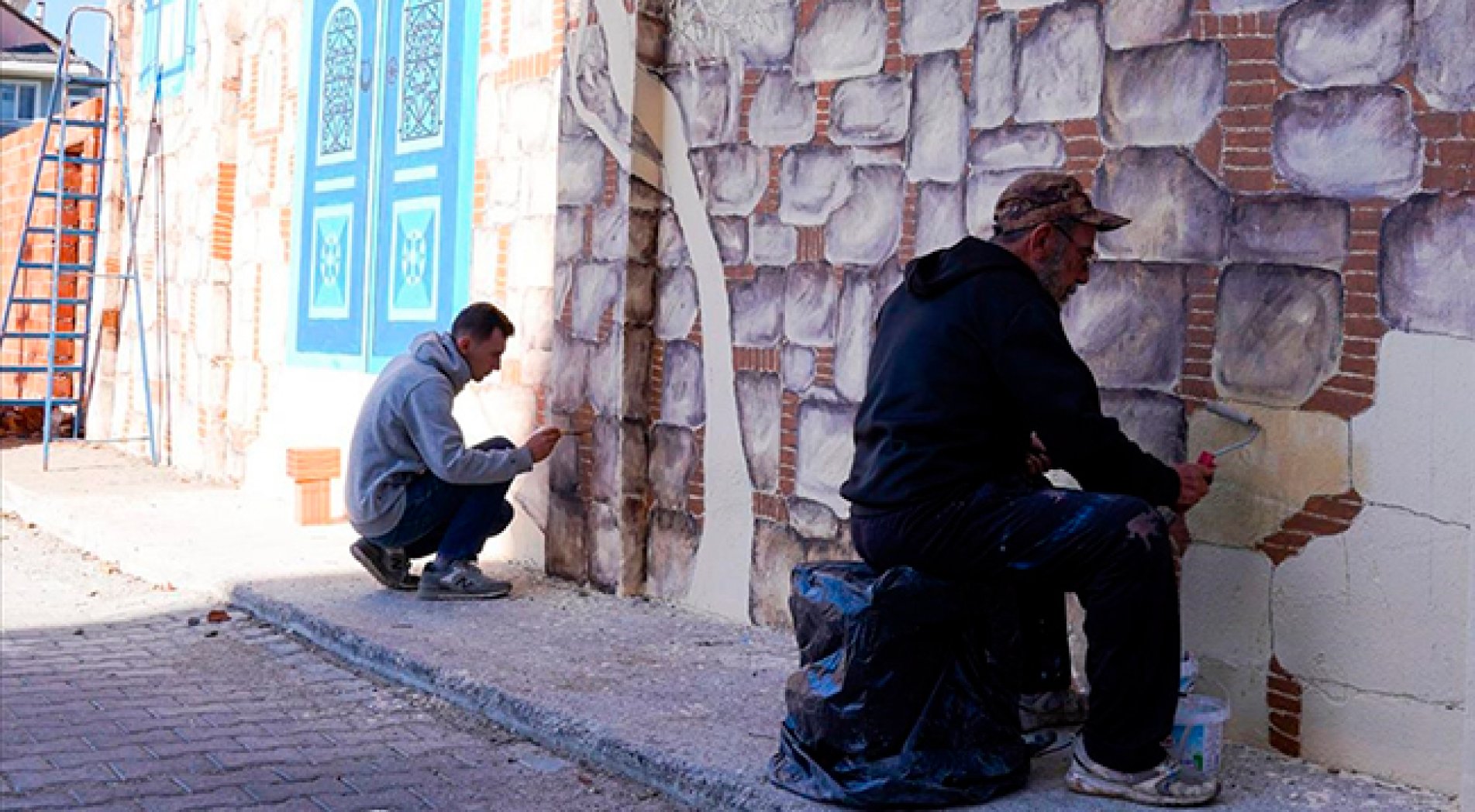 Ressam Ali Rıza Başarır, Seydikemer'de sokakları renklendiriyor