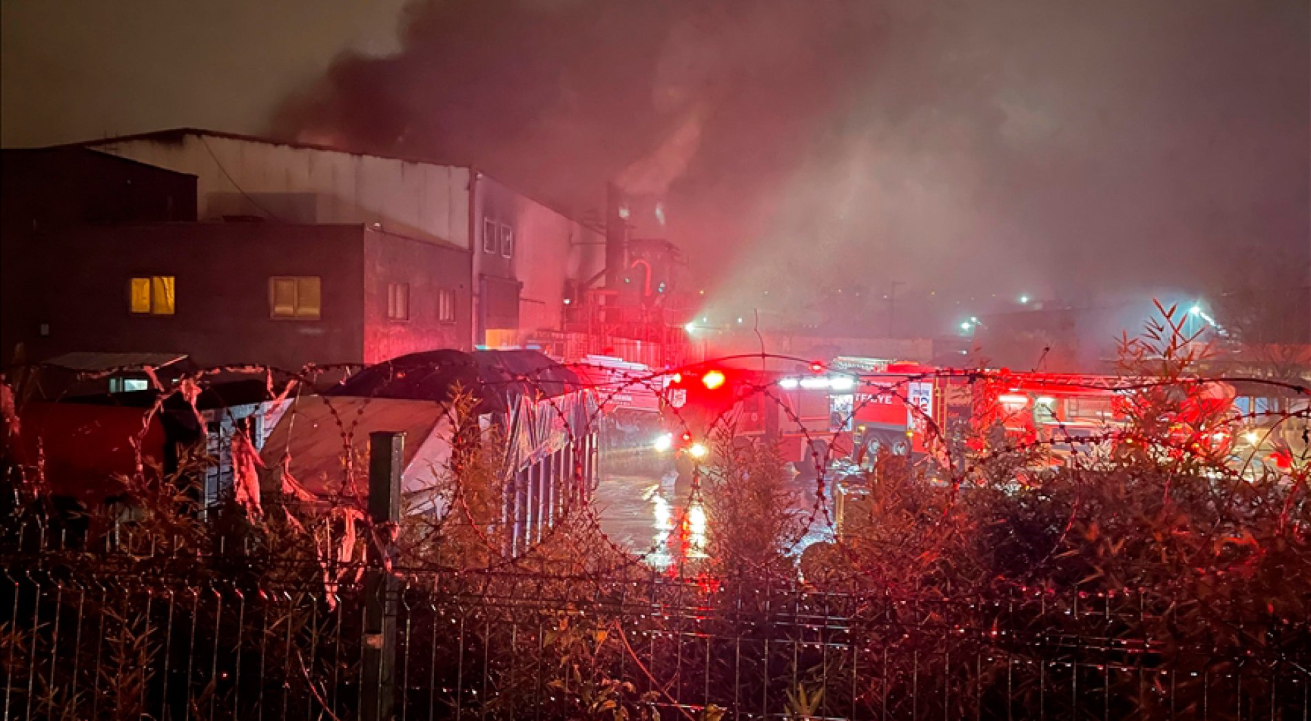 Kocaeli’de bir fabrikada çıkan yangına ekiplerce müdahale ediliyor