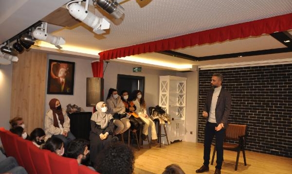 Öğretim üyesinden kafelerde psikoloji semineri