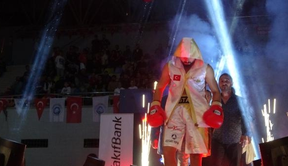 Milli boksör, ameliyat olup ara verdiği ringlere profesyonel olarak döndü