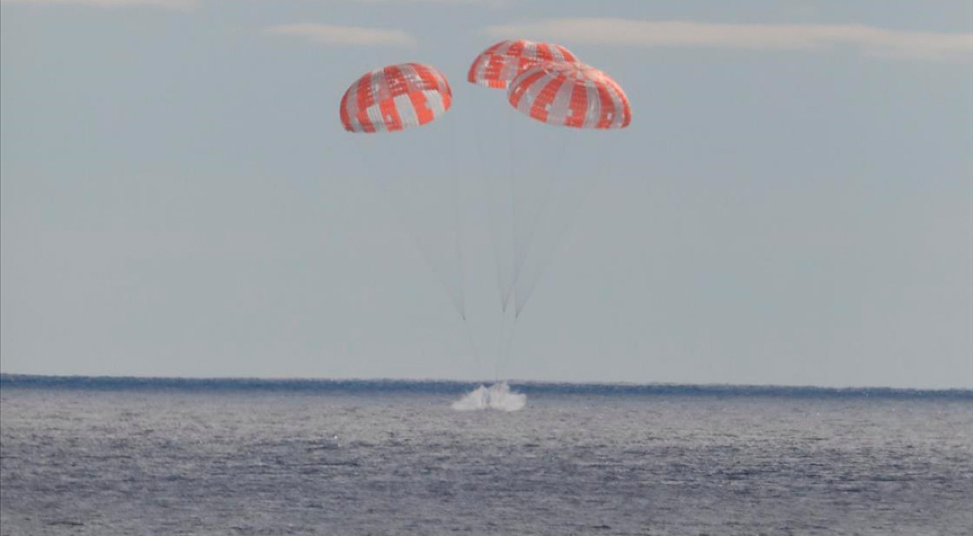 NASA'nın Ay'a dönüş programının test aracı Orion, Ay'ın yörüngesinden Dünya'ya döndü