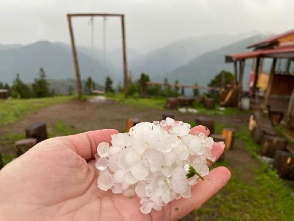 Rize'de Yaylaya Dolu Yağdı; İşletmeci Yaralandı