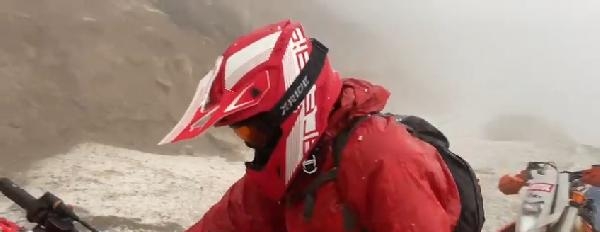 Doluya Yakalanan Motosikletçilerin Zor Anları Kamerada