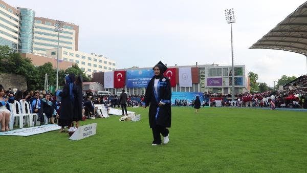 2 çocuğunun mezun olduğu üniversiteden dereceyle diploma aldı