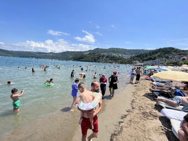 Amasra'da plajda şemsiye açacak yer kalmadı