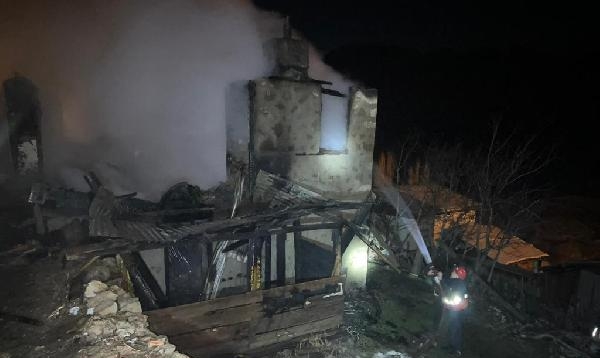 Yusufeli’nde 2 katlı ev yangında küle döndü