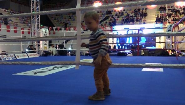 Ringden indi, tribünde uyuyan oğlunu örttü