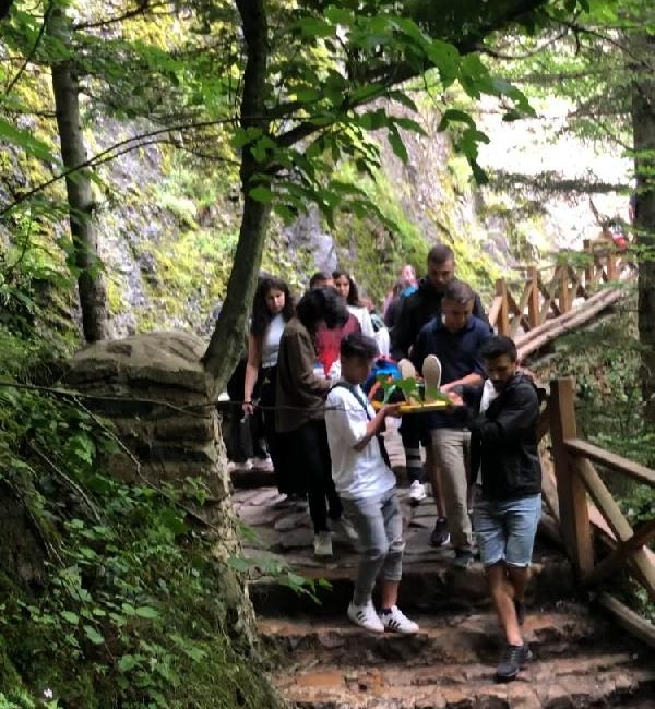 Sümela Manastırı'na gidilen patikada taş düştü; 2 yaralı