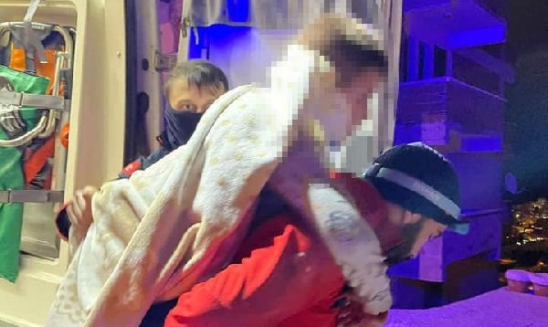 UMKE personeli, fenalaşan çocuğu karlı yolda ambulansa kadar sırtında taşıdı