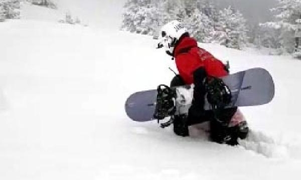 Snowboard yaparken kaybolan tatilci, 'acil çağrı' butonuna basınca bulundu