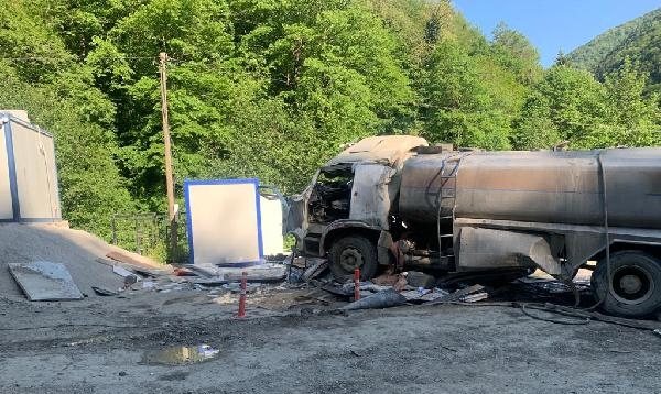 Su tankeri güvenlik kulübesinin üzerine devrildi: 1 ölü, 3 yaralı