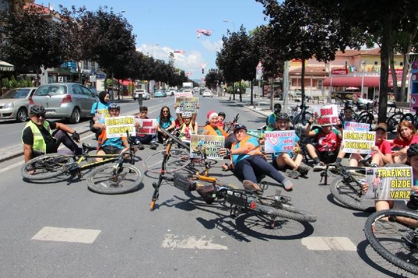 Bisikletlilerden 'Benim kaportam bedenim' eylemi