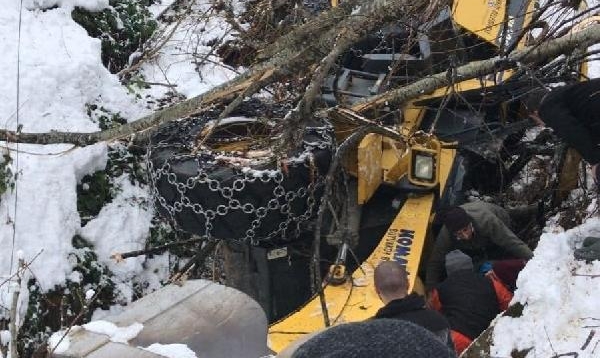 Kar küreyen iş makinesi uçuruma yuvarlandı; 2 yaralı