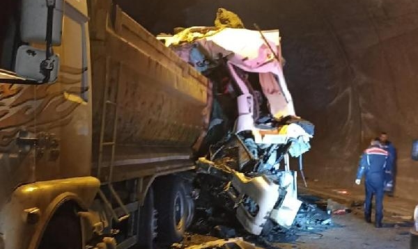Tünelde Kamyonla Taş Yüklü Kamyona Çarptı: 1 Yaralı