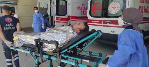 Üzerlerine kimyasal madde dökülen 3 işçi yaralandı