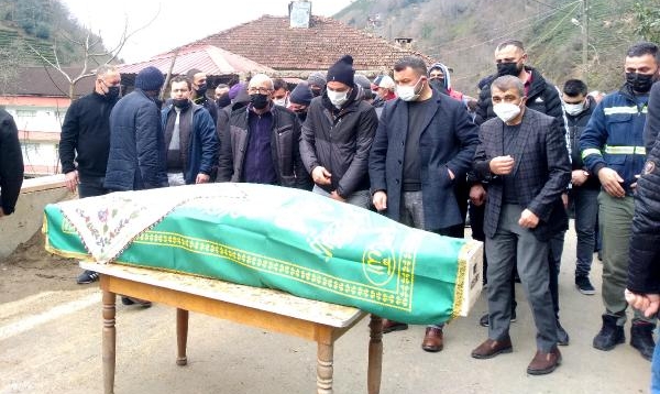 Genç ailesinin koronavirüsten ölen 9'uncu ferdi de toprağa verildi