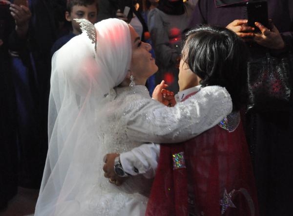 Sosyal medyada tanışıp aşık olan 108 santim boyundaki Emine ve Ahat, dünyaevine girdi