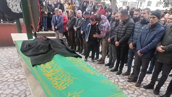 Vedat öğretmen, son yolculuğuna uğurlandı; ceketi tabutun üzerine konuldu