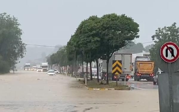Düzce-Zonguldak yolunda ulaşıma şiddetli yağış engeli