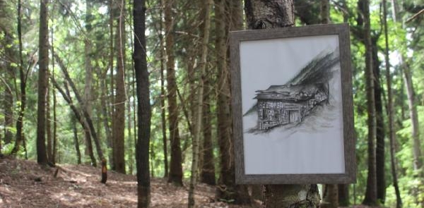 Yayla Evlerini Resmetti, Ormanda Sergiledi