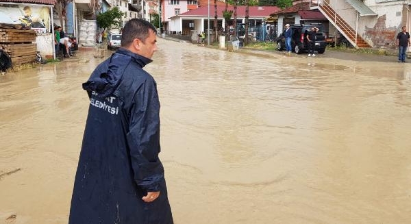 Çorum'da sağanak etkili oldu, 10 evi su bastı