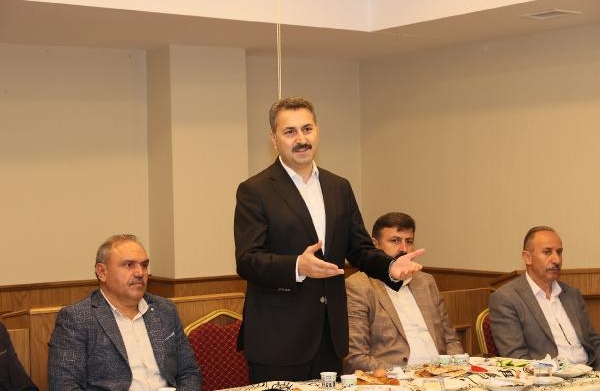 Başkan Eroğlu esnaflarla sorunlarını dinledi.