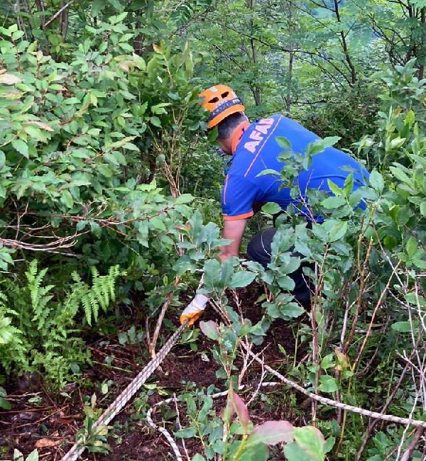 İneğiyle uçurama düşen kadın öldü