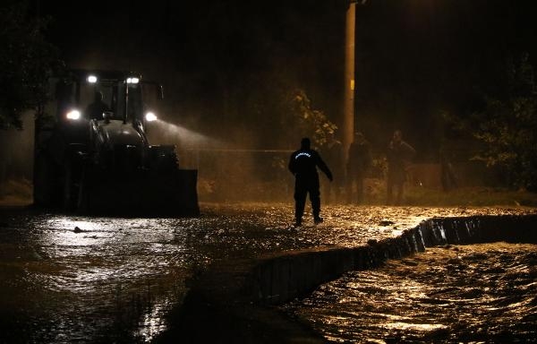 Dere Taştı, Doğum Günü Kutlayanlar Restoranda Mahsur Kaldı.