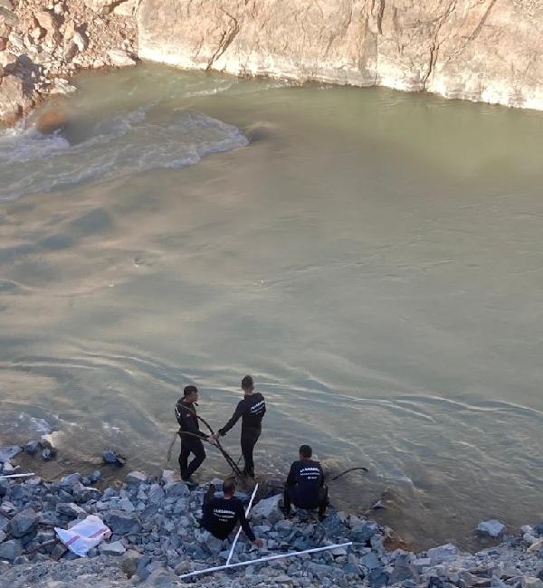 Serinlemek için girdiği nehirde kayboldu