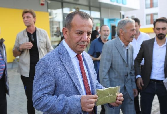 Tanju Özcan, HDP Genel Merkezi'ne kına gönderdi