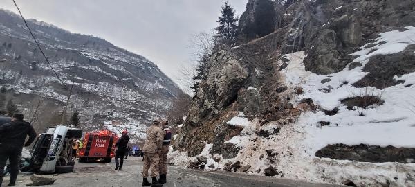 Heyelanda üzerine kaya düşen kamyonette ölen 4 kişi toprağa verildi