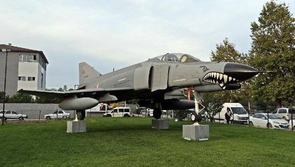 Şehit pilotun anısına memleketindeki parka, F-4 savaş uçağı konuldu