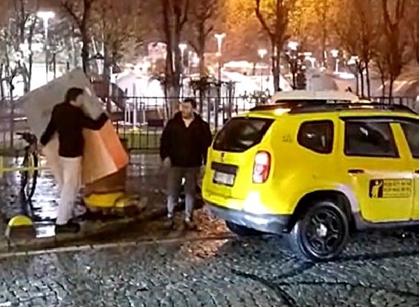 Depremzedelere verilen yardım malzemelerini taksiyle götürdüler