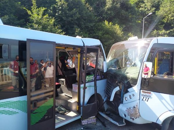 Rize'de 2 Şehir İçi Dolmuş Çarpıştı: 17 Yaralı