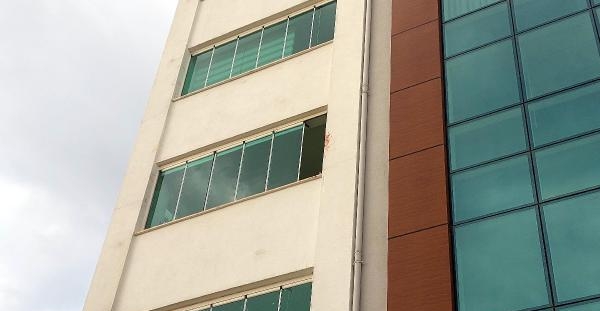 Yengesini bıçaklayıp, 3'üncü kattan atladı