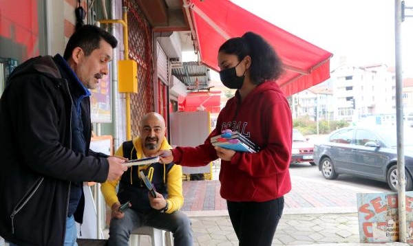 Öğrenciler, okuyup biriktirdikleri kitapları hediye etti
