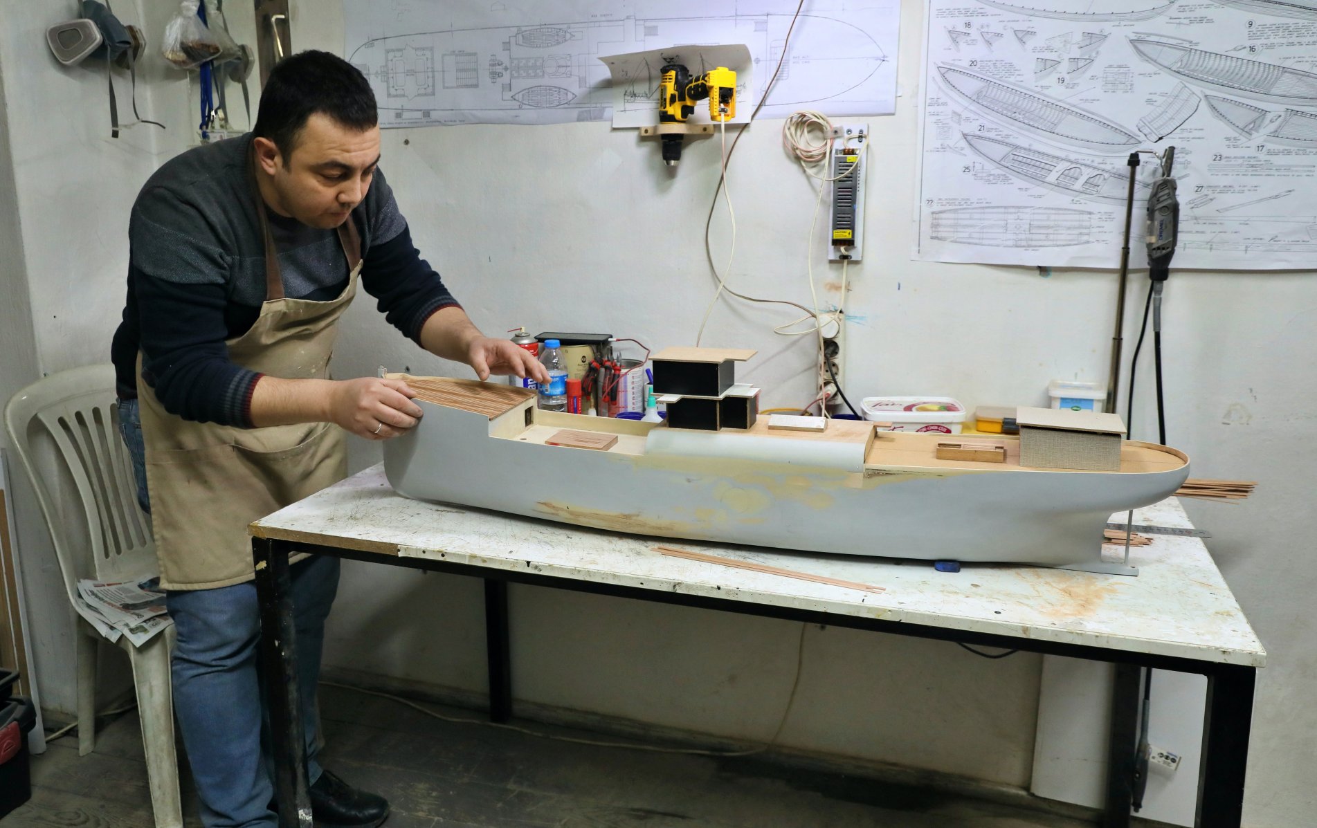 Bandırma Vapuru'nun 40 kat küçük birebir maketini yapıyor