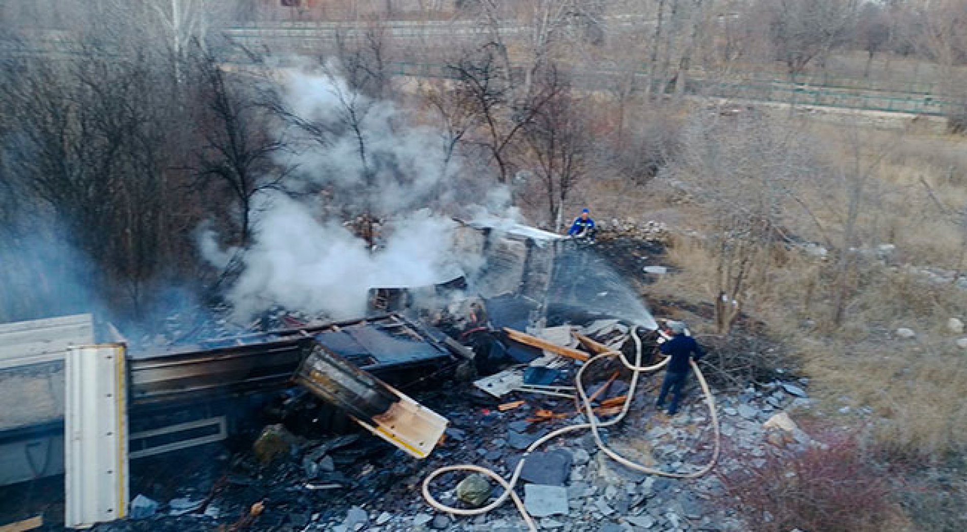 Mermer yüklü tır şarampole yuvarlanarak alev aldı: 1 yaralı