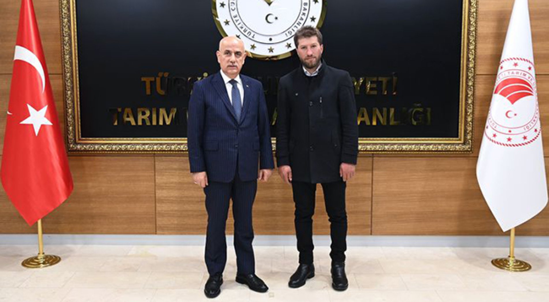 Türküleriyle sosyal medyada ilgi toplayan çoban Tarık Kara'yı, Bakan Kirişci makamında ağırladı