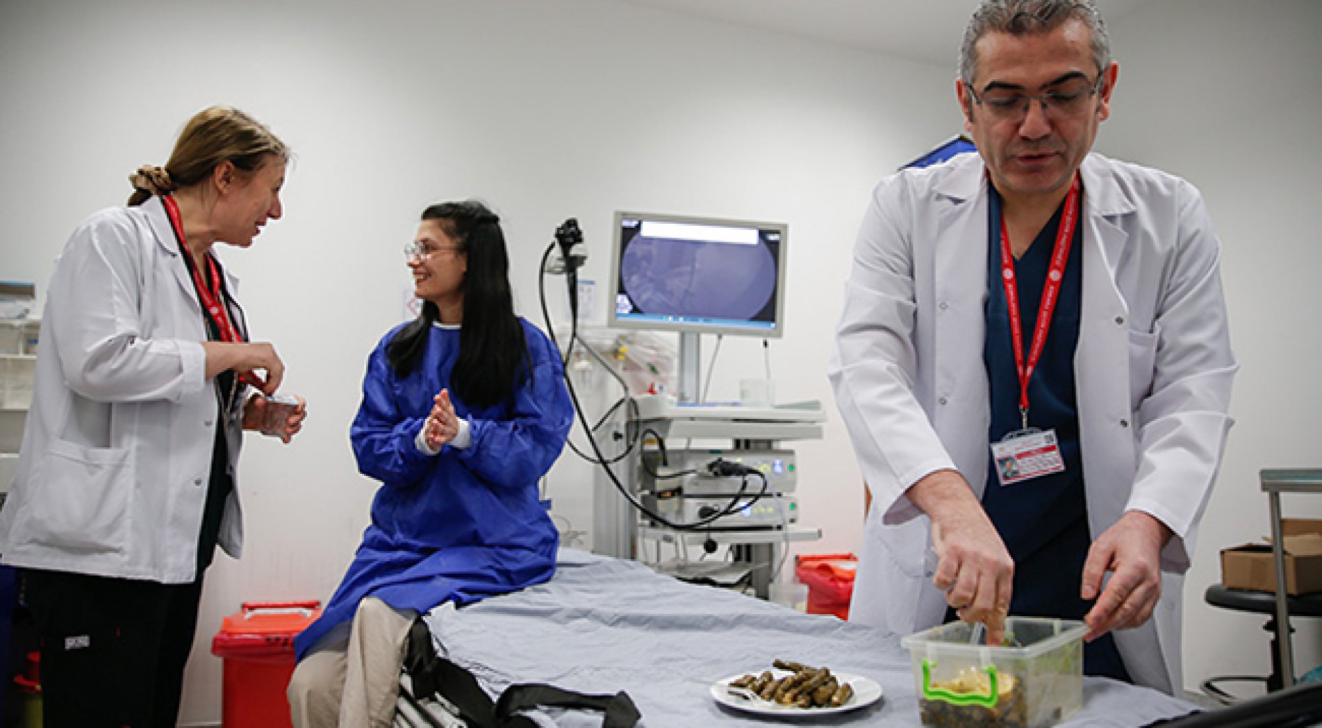 Suya bie hasretken şimdi doya doya yemek yiyor