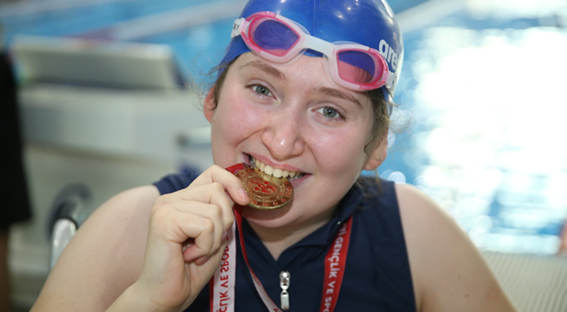 Tedavi amacıyla başladığı yüzmede 20 madalya kazandı