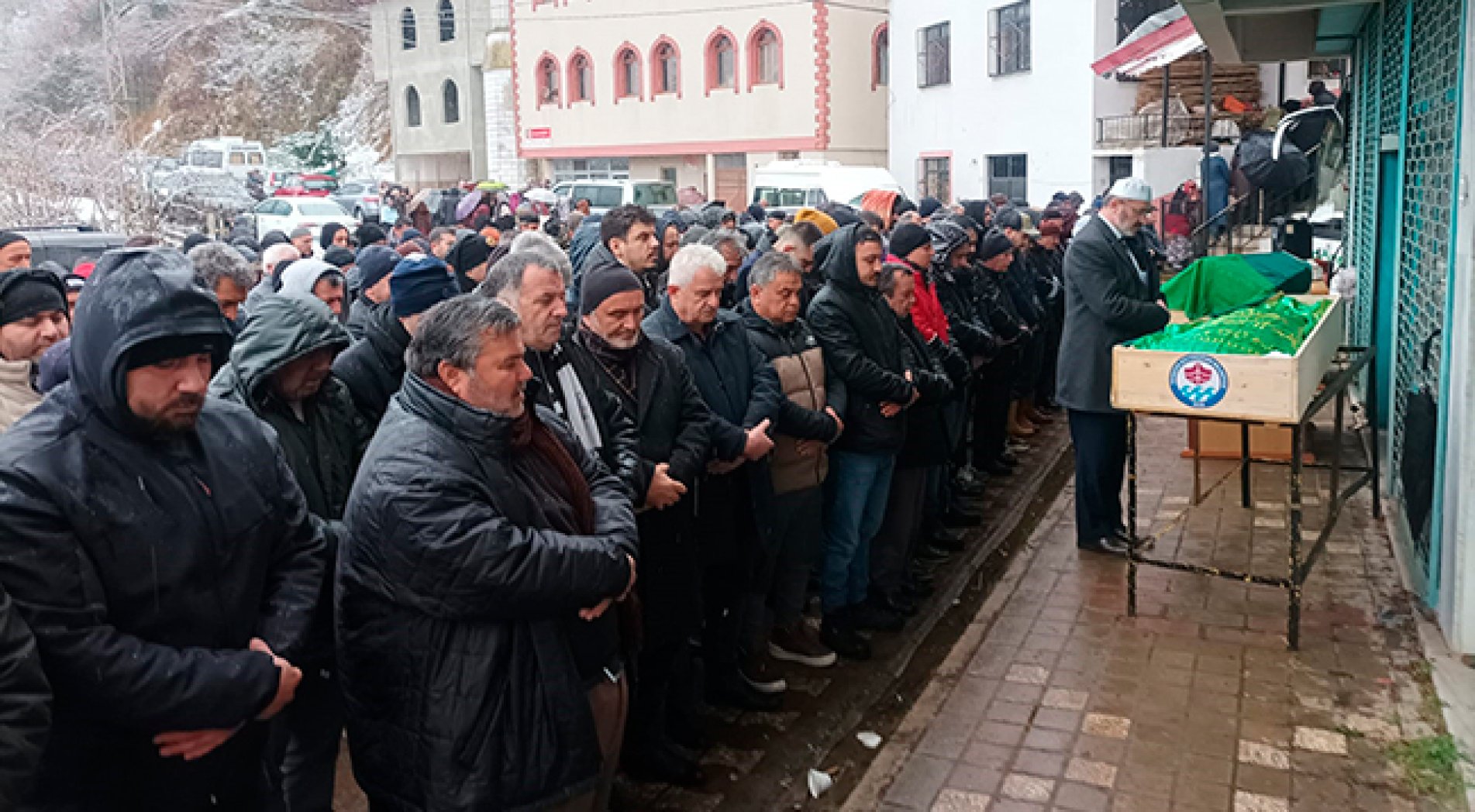 Evlerinde ölü bulunan yaşlı çift yan yana toprağa verildi