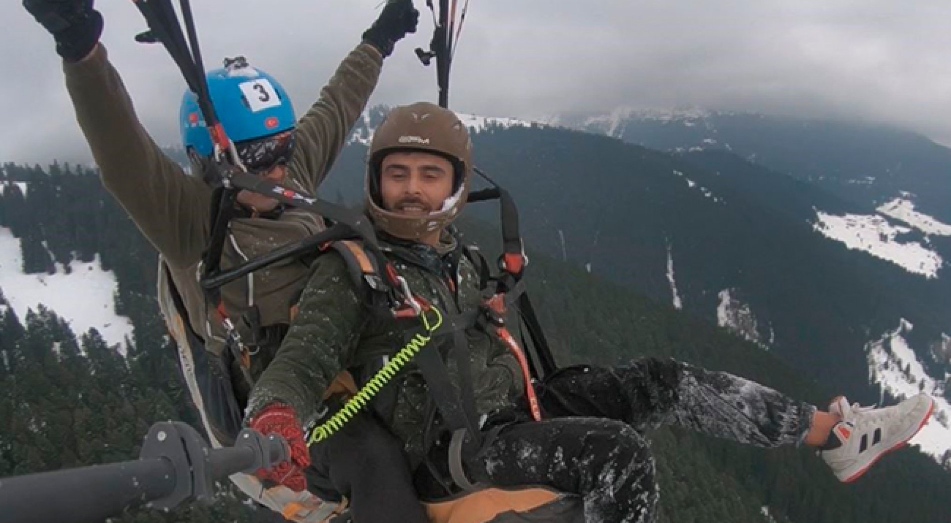 Kar üzerinde yamaç paraşütü nefes kesti