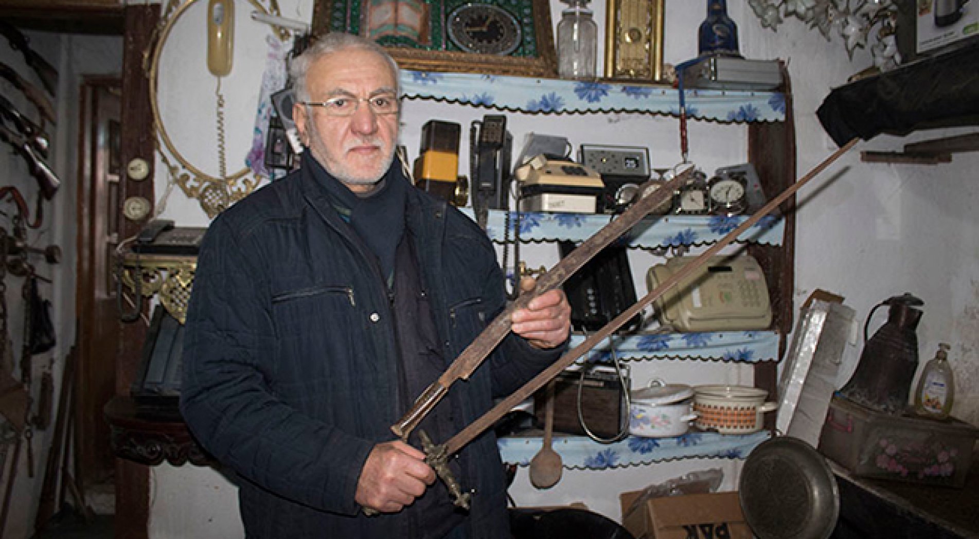 Babasından kalan iş yerinde eski eşyaları sergiliyor