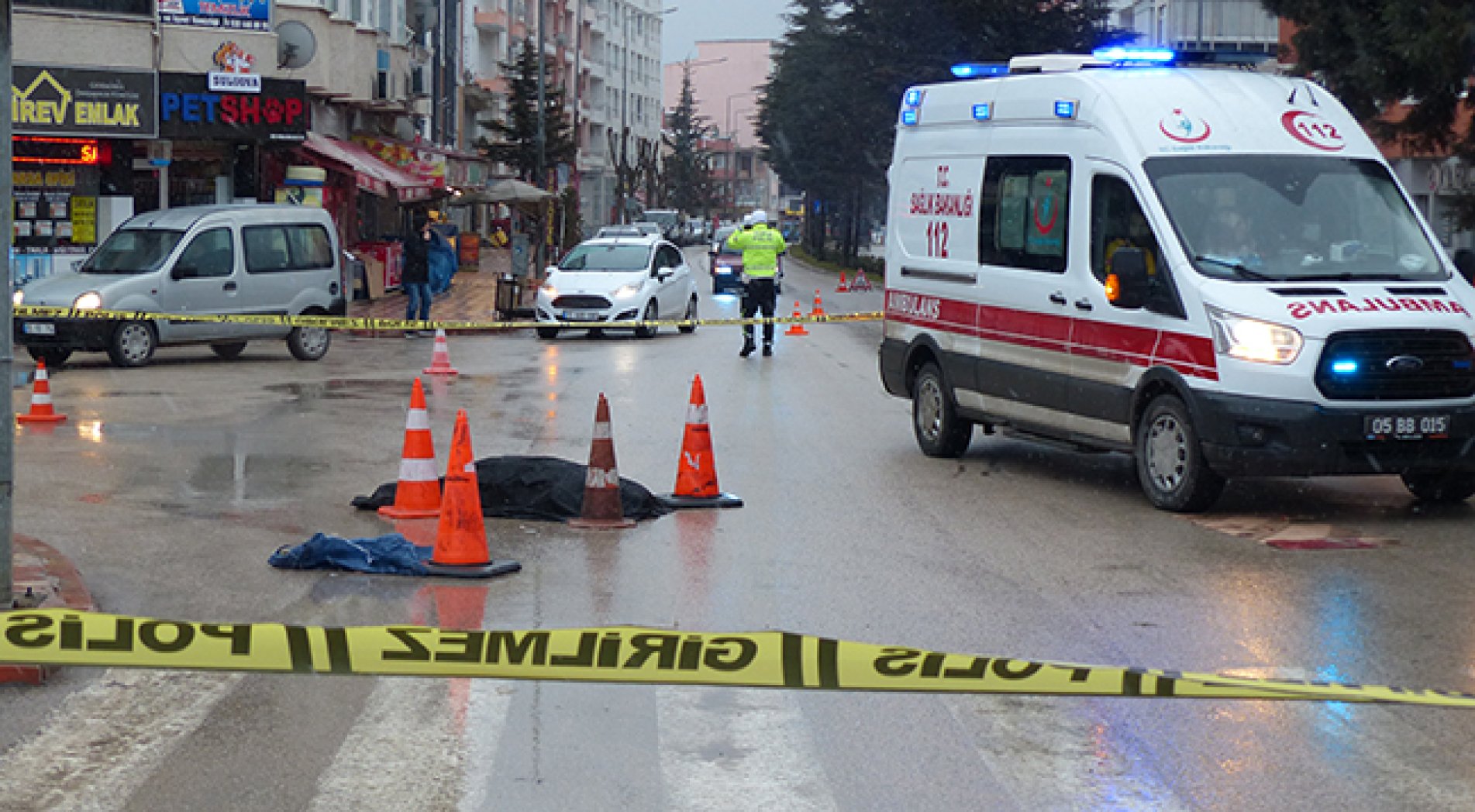 Kamyonun çarptığı genç hayatını kaybetti