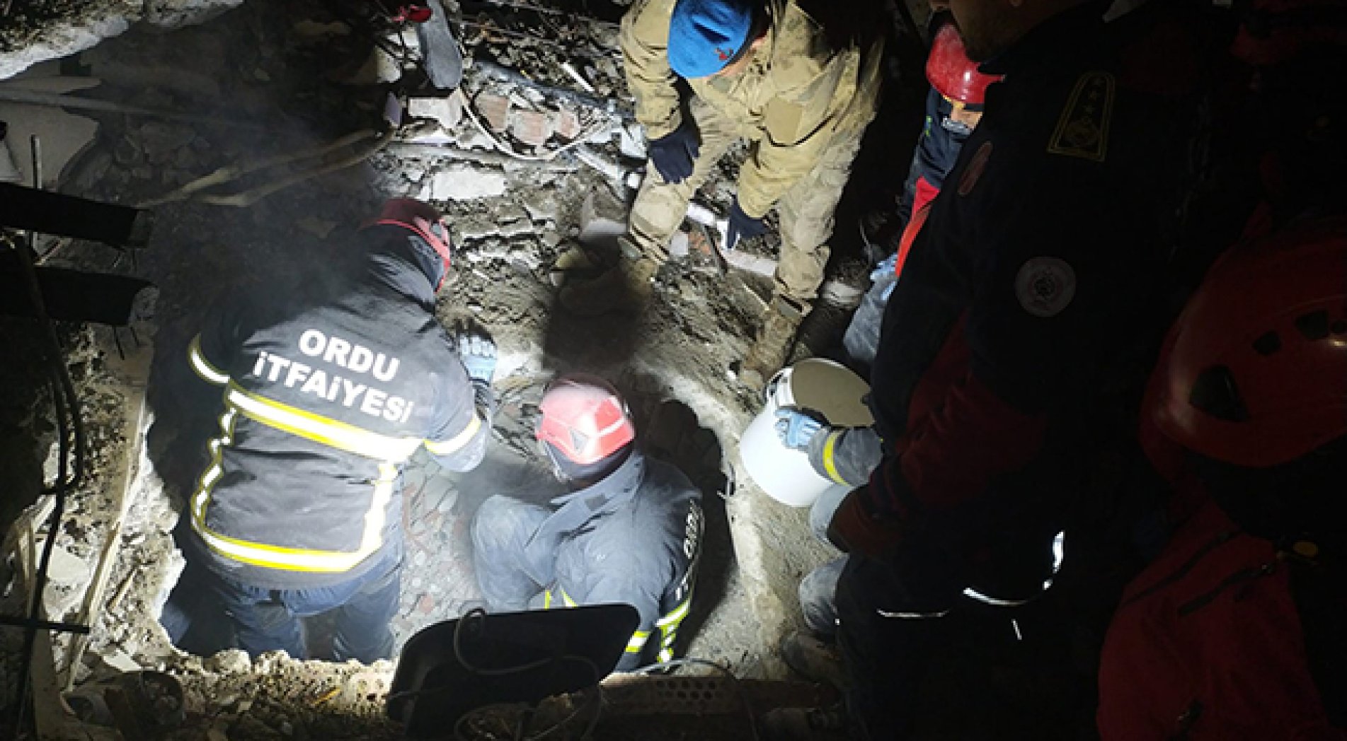 Ordu'dan deprem bölgesine giden ekipler Malatya'da baba ve kızını kurtardı