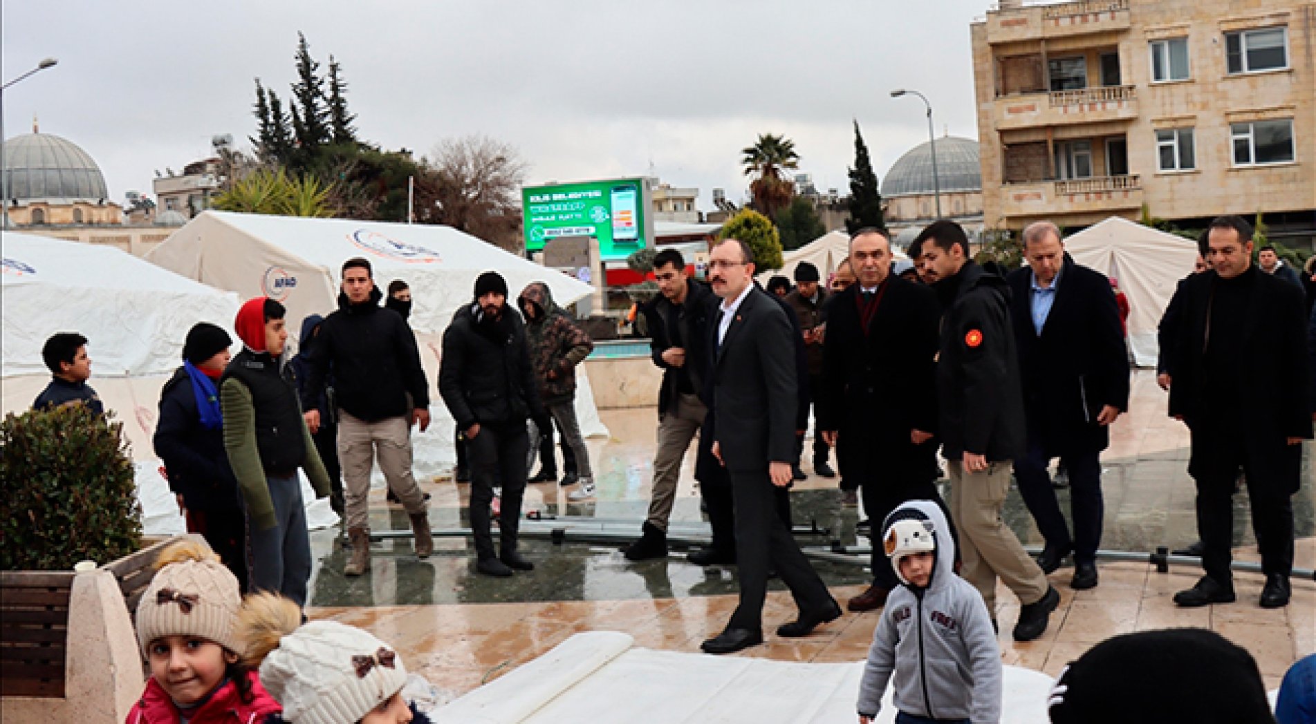 Ticaret Bakanı Muş: Enkaz altında hiçbir vatandaşımız kalmamıştır